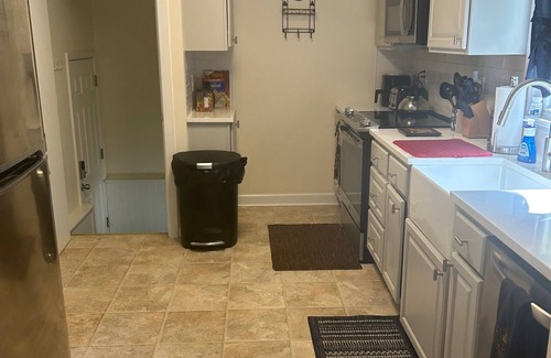 Eastport House | Pet Friendly, 4 Bedrooms in Annapolis, MD less than 2 miles to Naval Academy.