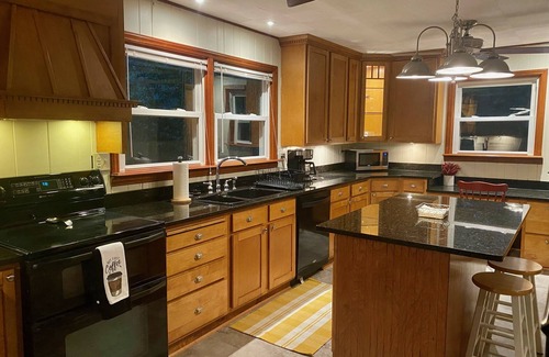 Frank House | Pet Friendly 4 Bedroom Getaway on 7 Acres