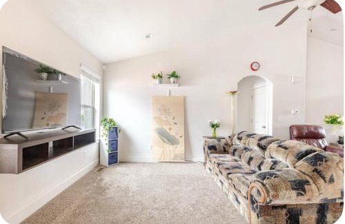 Salt Lake City House | Pet-Friendly 5BR Near Hospital & TRAX with Projector