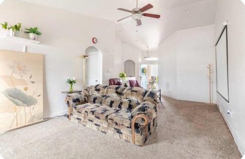 Salt Lake City House | Pet-Friendly 5BR Near Hospital & TRAX with Projector