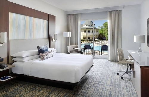 Stone Mountain Hotel | Pet-friendly Accommodation with Pool View! Onsite Parking, Pool, Bike Rental!