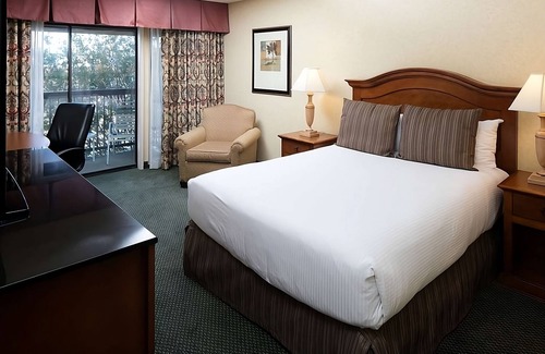 Redding Resort | Pet-Friendly Accommodations at Red Lion Hotel Redding! Free Parking & Breakfast