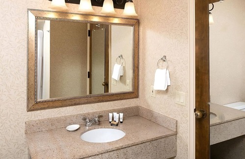 Redding Resort | Pet-Friendly Accommodations at Red Lion Hotel Redding! Free Parking & Breakfast