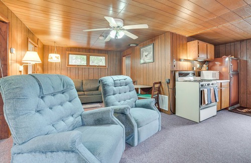 Alger Cabin | Pet-Friendly Alger Cabin - Close to the River!