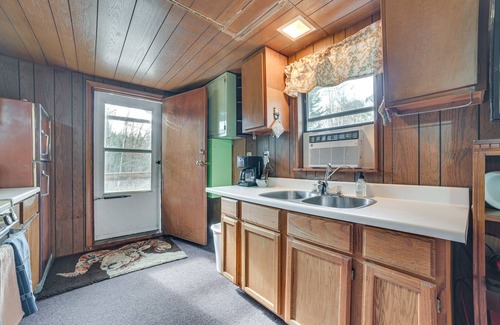 Alger Cabin | Pet-Friendly Alger Cabin - Close to the River!