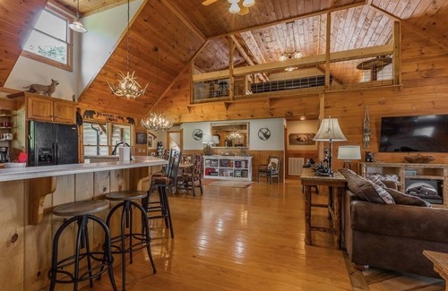Dunlap Cabin | PET FRIENDLY! AMAZING FALL BREAK DEALS! POOL & HOT TUB WITH VIEWS! EV CHARGER