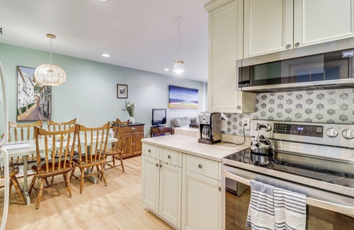 Oyster Harbor House | Pet-Friendly Annapolis Home: Walk to Beach!