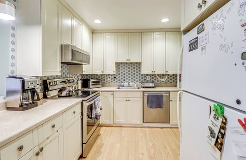 Oyster Harbor House | Pet-Friendly Annapolis Home: Walk to Beach!