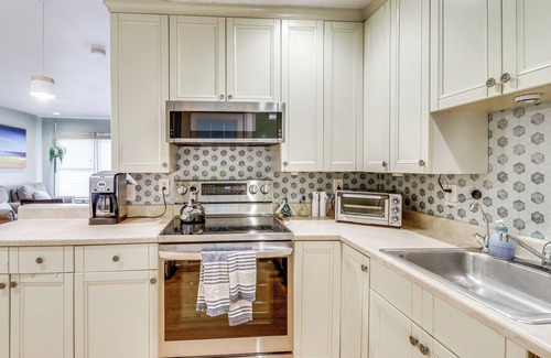 Oyster Harbor House | Pet-Friendly Annapolis Home: Walk to Beach!