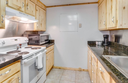 Bailey House | Pet-Friendly Artistic Getaway Near Hiking & More!