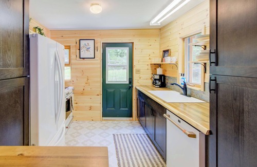 Frontenac House | Pet friendly Bob’s Lake Cottage with Hot Tub, Starlink & Kayaks – Sleeps 10