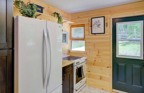 Frontenac House | Pet friendly Bob’s Lake Cottage with Hot Tub, Starlink & Kayaks – Sleeps 10