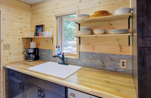 Frontenac House | Pet friendly Bob’s Lake Cottage with Hot Tub, Starlink & Kayaks – Sleeps 10