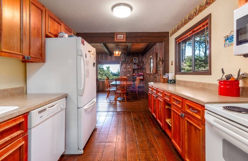Haystack Heights House | Pet Friendly Beach Cabin with Oceanviews and Beach Access Nearby