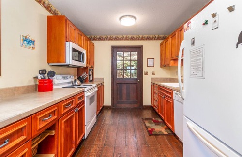 Haystack Heights House | Pet Friendly Beach Cabin with Oceanviews and Beach Access Nearby