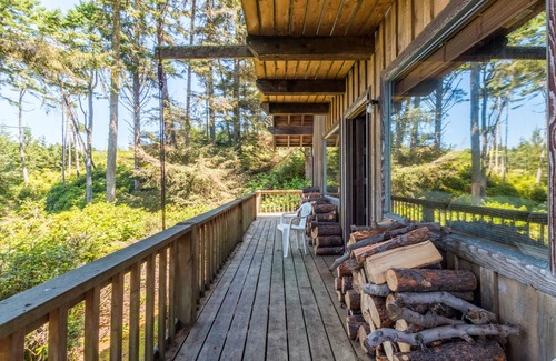 Haystack Heights House | Pet Friendly Beach Cabin with Oceanviews and Beach Access Nearby