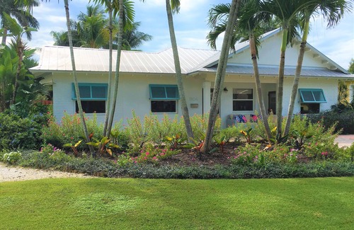 Lake Park House | Pet Friendly Beachy Home in the Heart of Naples! Multi Month Discount!