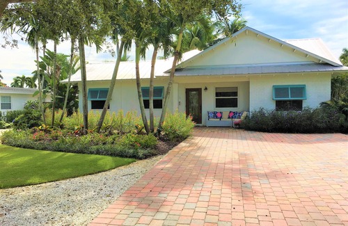 Lake Park House | Pet Friendly Beachy Home in the Heart of Naples! Multi Month Discount!