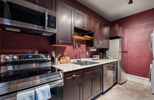 Sandpoint House | Pet friendly Boutique Townhome w/Sauna & Hot tub