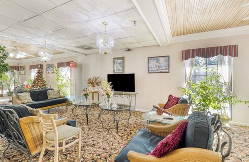 Grenada Hotel | Pet-Friendly Budget Stay Near Sonic, Dairy Kream & Local Restaurants