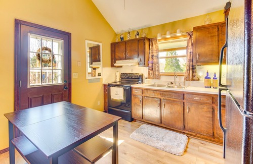 Byrdstown Cottage | Pet-Friendly Byrdstown Cottage w/Deck & Fire Pit!