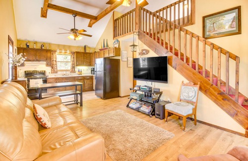 Byrdstown Cottage | Pet-Friendly Byrdstown Cottage w/Deck & Fire Pit!