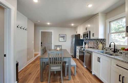 Groveoak House | Pet-Friendly Cabin Ideal for Families with Jacuzzi and Lake Views in Alabama