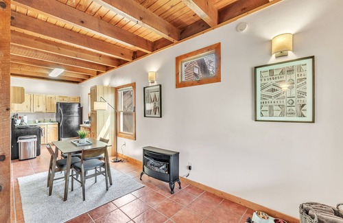 Cleveland House | Pet-Friendly Cabin in Marietta w/Porch Swings