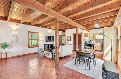 Cleveland House | Pet-Friendly Cabin in Marietta w/Porch Swings