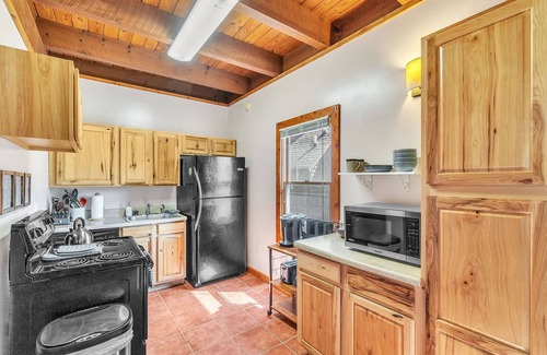 Cleveland House | Pet-Friendly Cabin in Marietta w/Porch Swings