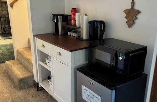 Crestline House | Pet-Friendly Cabin Retreat and Rave Den in Crestline - Wifi, BBQ, mountain views