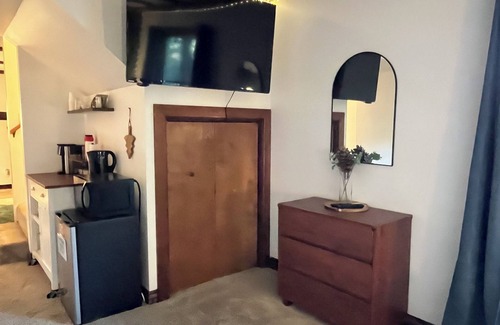 Crestline House | Pet-Friendly Cabin Retreat and Rave Den in Crestline - Wifi, BBQ, mountain views