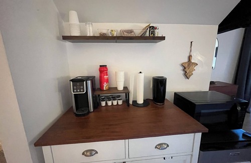 Crestline House | Pet-Friendly Cabin Retreat and Rave Den in Crestline - Wifi, BBQ, mountain views