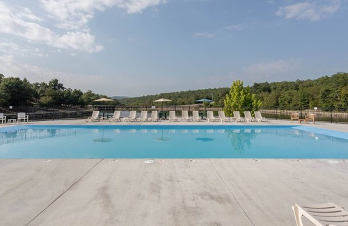 Branson West Cabin | Pet Friendly Cabin!! Near Silver Dollar City and Branson! Features a Wii!