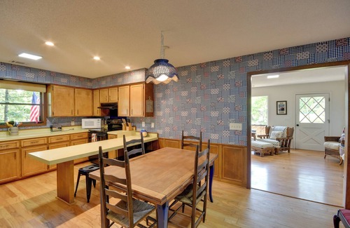 Jacksons' Gap Cabin | Pet-Friendly Cabin w/Dock on Lake Martin!