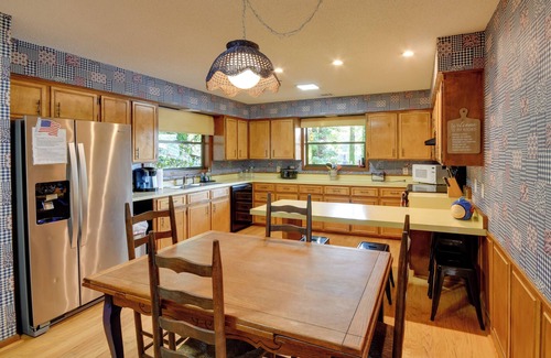 Jacksons' Gap Cabin | Pet-Friendly Cabin w/Dock on Lake Martin!