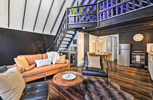 Pocono Lake Cabin | Pet-Friendly Cabin w/Hot Tub in Pocono Lake!