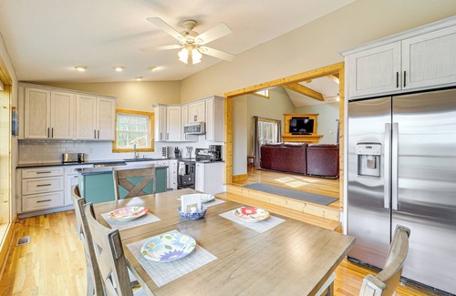 Purlear Cabin | Pet-Friendly Cabin w/Hot Tub in North Carolina!