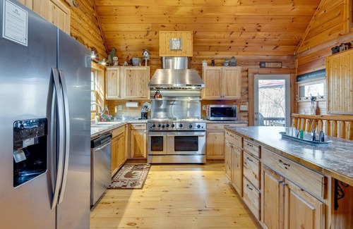 Lake Lure Cabin | Pet-Friendly Cabin w/Loft: 5 Mi to Lake Lure!