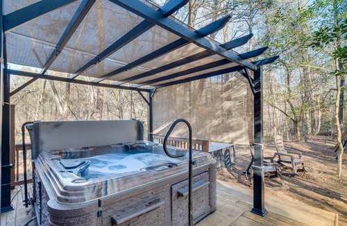 Lake Lure Cabin | Pet-Friendly Cabin w/Loft: 5 Mi to Lake Lure!