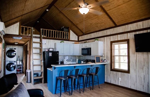 Groveoak Apartment | Pet-Friendly Cabin w/Views & Lake Access - Lucky Lodge