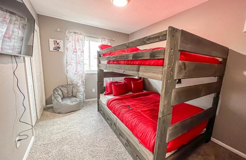 Rustic Hills Villa | Pet Friendly Close to all Attractions. MTN Views!