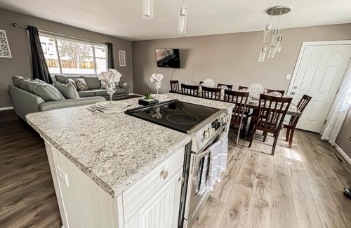 Rustic Hills Villa | Pet Friendly Close to all Attractions. MTN Views!
