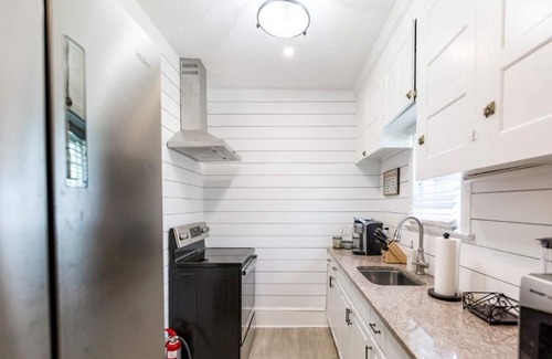 Cape May Condo | Pet-friendly Colonial Unit in Historic Cape May