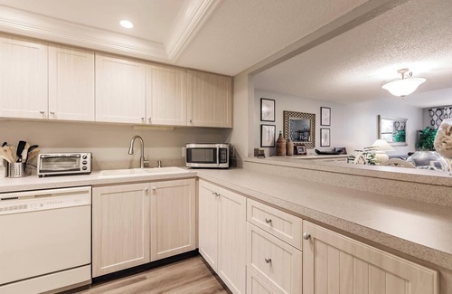 Siesta Key Condo | Pet-friendly condo a short walk from private beach & fishing dock on bay