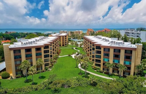 Siesta Key Condo | Pet-friendly condo a short walk from private beach & fishing dock on bay