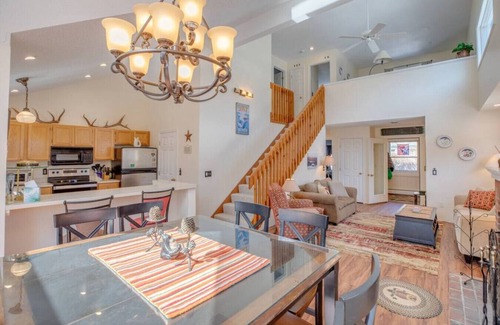 Lincoln House | Pet Friendly Condo w/Amenities