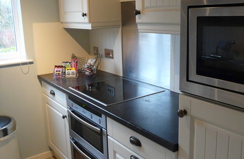 South Cerney House | Pet Friendly Cotswold Lakeside Lodge, 3 Bed/2 bath, free parking