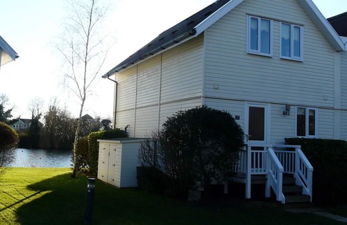 South Cerney House | Pet Friendly Cotswold Lakeside Lodge, 3 Bed/2 bath, free parking