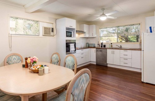 Bongaree House | PET FRIENDLY COTTAGE WITH WATERVIEWS
